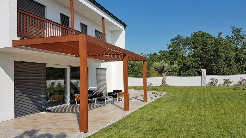 Lamas orientables pérgola bioclimática aluminio filtrando luz solar