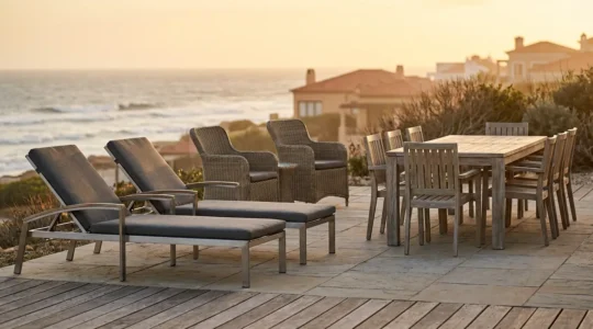 Muebles de exterior de aluminio y ratán sintético en terraza costera con vista al mar